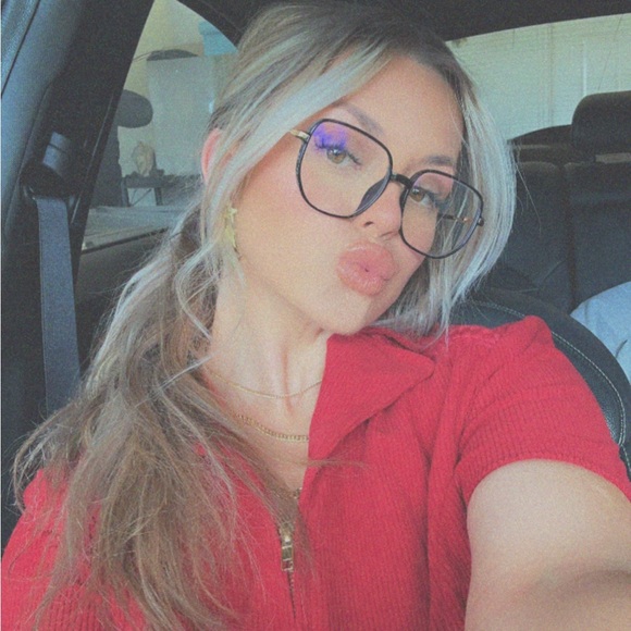 Meet your Posher, Fallon - Picture 1 of 1